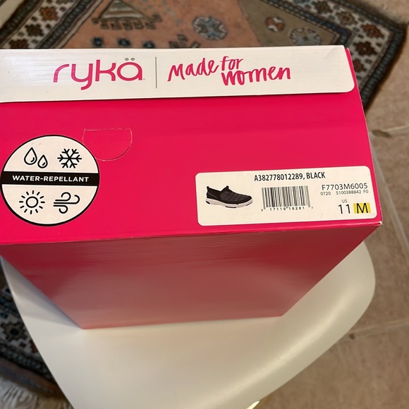 Water repellent sneakers - Picture 4 of 4